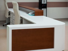 Стойка администратора в больнице премиум класса, изготовленная из белого искусственного камня и шпонированными вставками