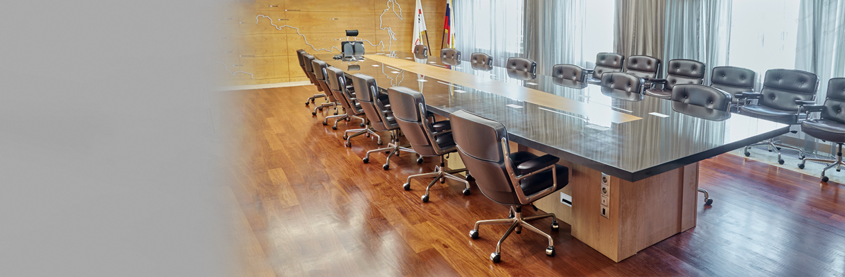Стол переговоров для совещаний руководства в зал совещаний