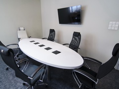 Белый стол для  переговоров