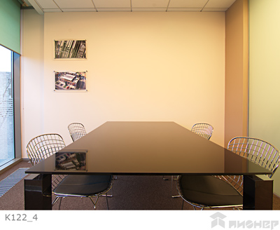 Стол для переговоров стеклянный, квадратные опоры на краю стола