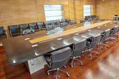 Стол переговоров в конференц зал с оборудованием для конференции с автоматическим подъемом из столешницы мониторов, микрофонов и другого мультимедийного  оборудования