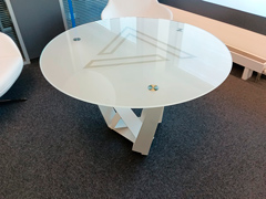 Столик в офис  стеклянный белый для переговоров, дизайнерские стальные белые опоры