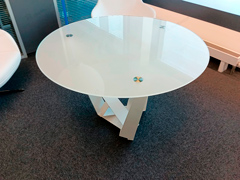 Стеклянный стол белый для переговоров и подписания документов