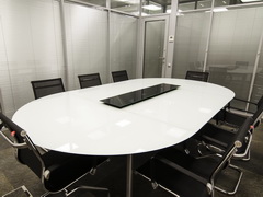 Белый стеклянный конференц стол со сдвижной крышкой