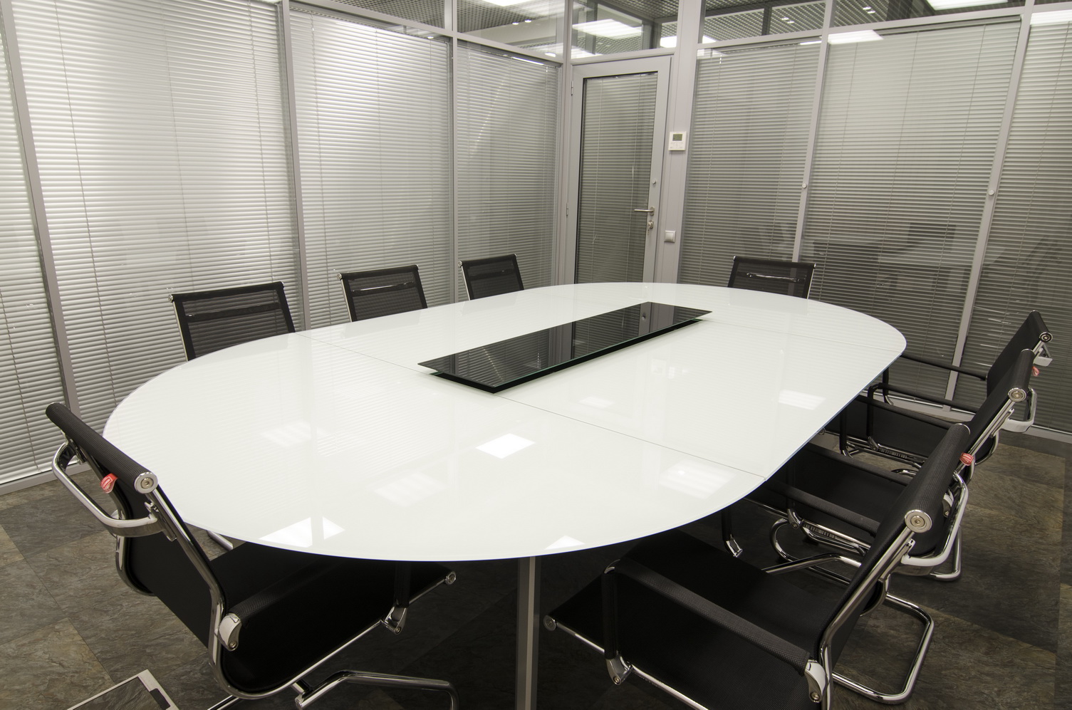 Белый стеклянный конференц стол со сдвижной крышкой
