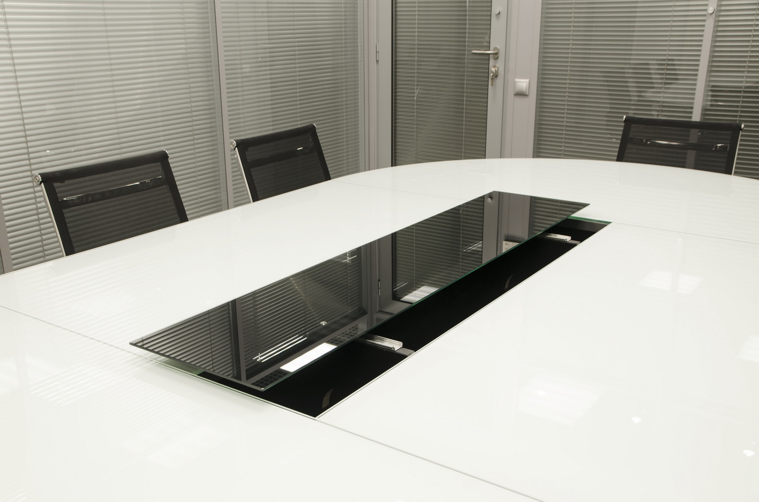 Сдвижная стеклянная крышка стола для возможности спрятать конференц оборудования