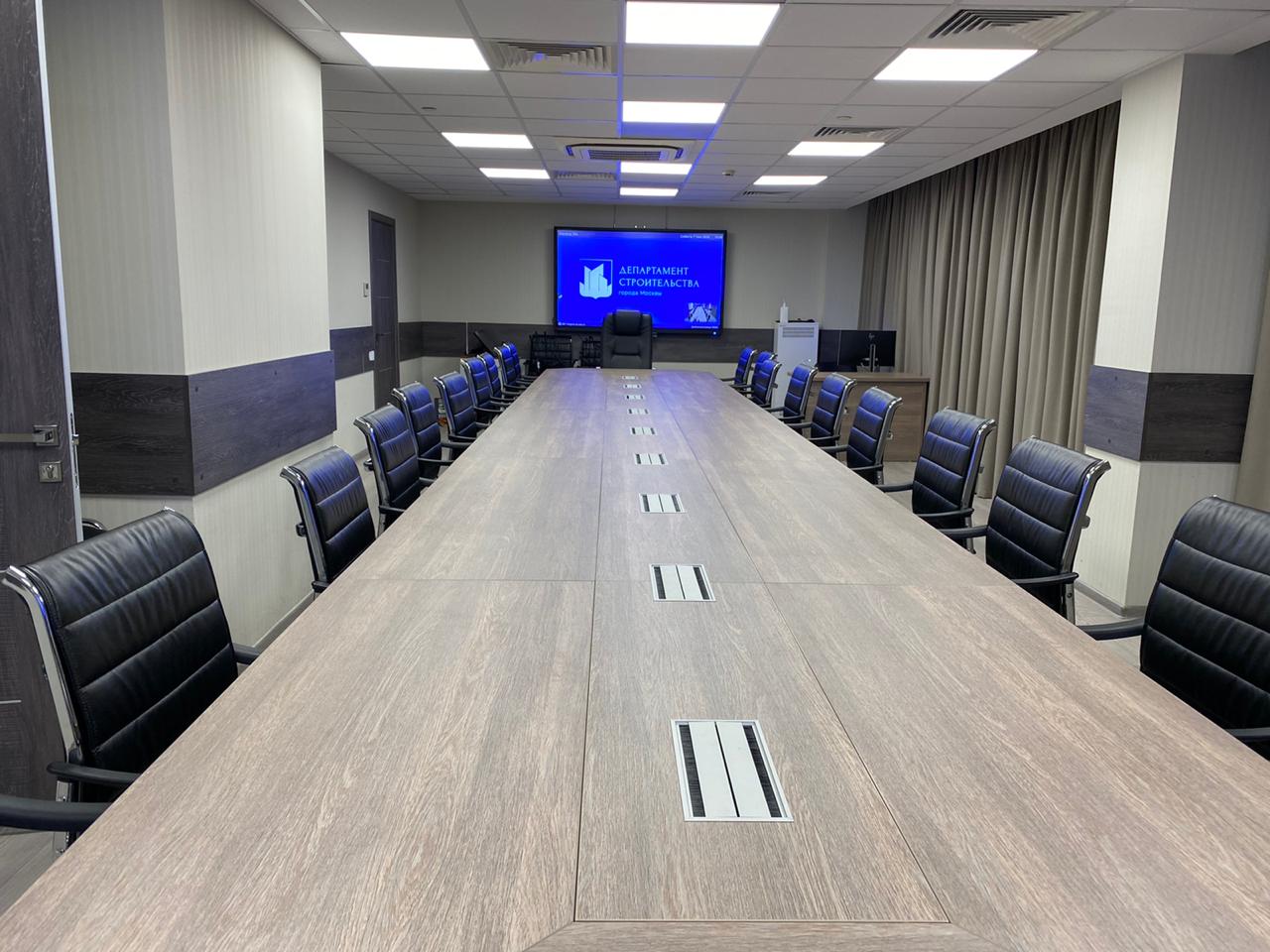 Большой конференц стол для совещаний в департаменте строительства