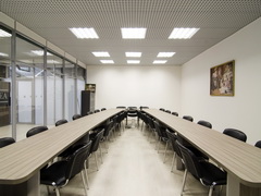 Большой конференц стол П-образной формы