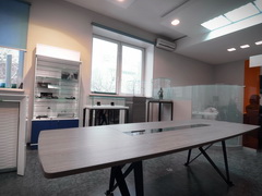 Красивый конференц стол из ЛДСП толщиной 22 мм с черной стеклянной вставкой