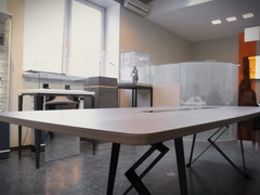 Оригинальный стол конференц стол в стиле Лофт с дизайнерскими опорами и интересной вставкой из стекла
