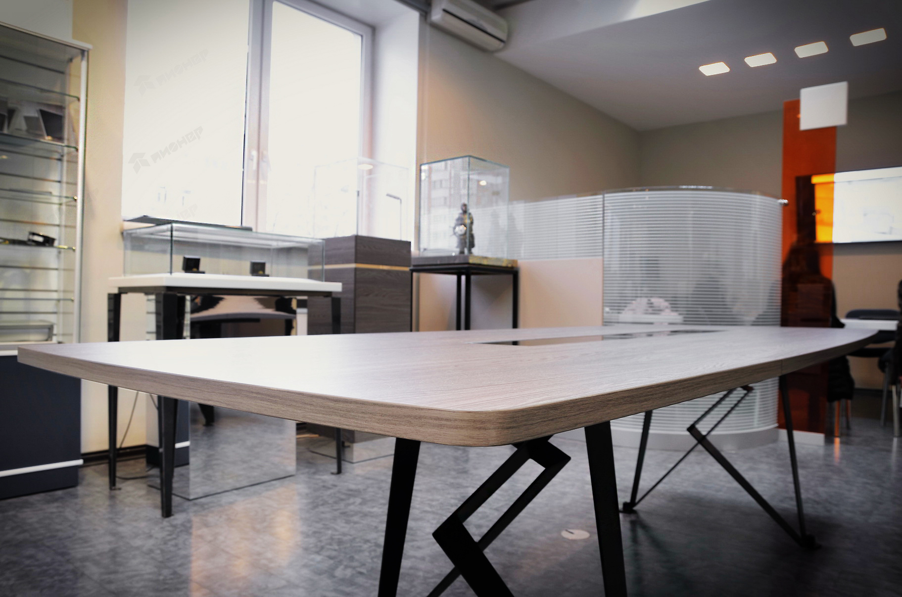 Оригинальный стол конференц стол в стиле Лофт с дизайнерскими опорами и интересной вставкой из стекла