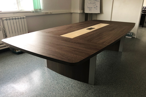Большой массивный стол для переговоров или конференций
