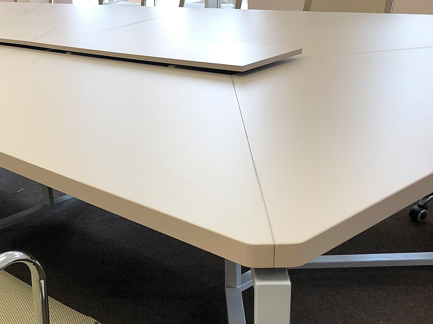 Офисный конференц-стол на стальных опорах от производителя