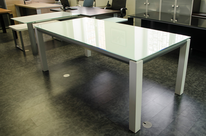 Конференц стол из белого непрозрачного стекла рассчитанный на комфортное размещение 8человек