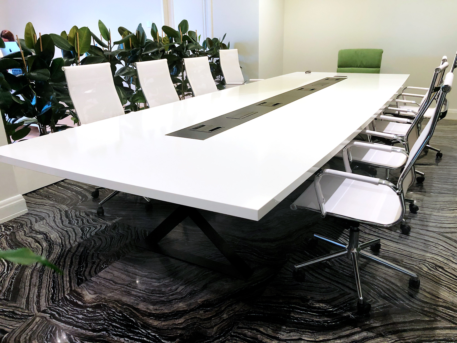 Дизайн переговорной комнаты большой стол и стулья для конференций