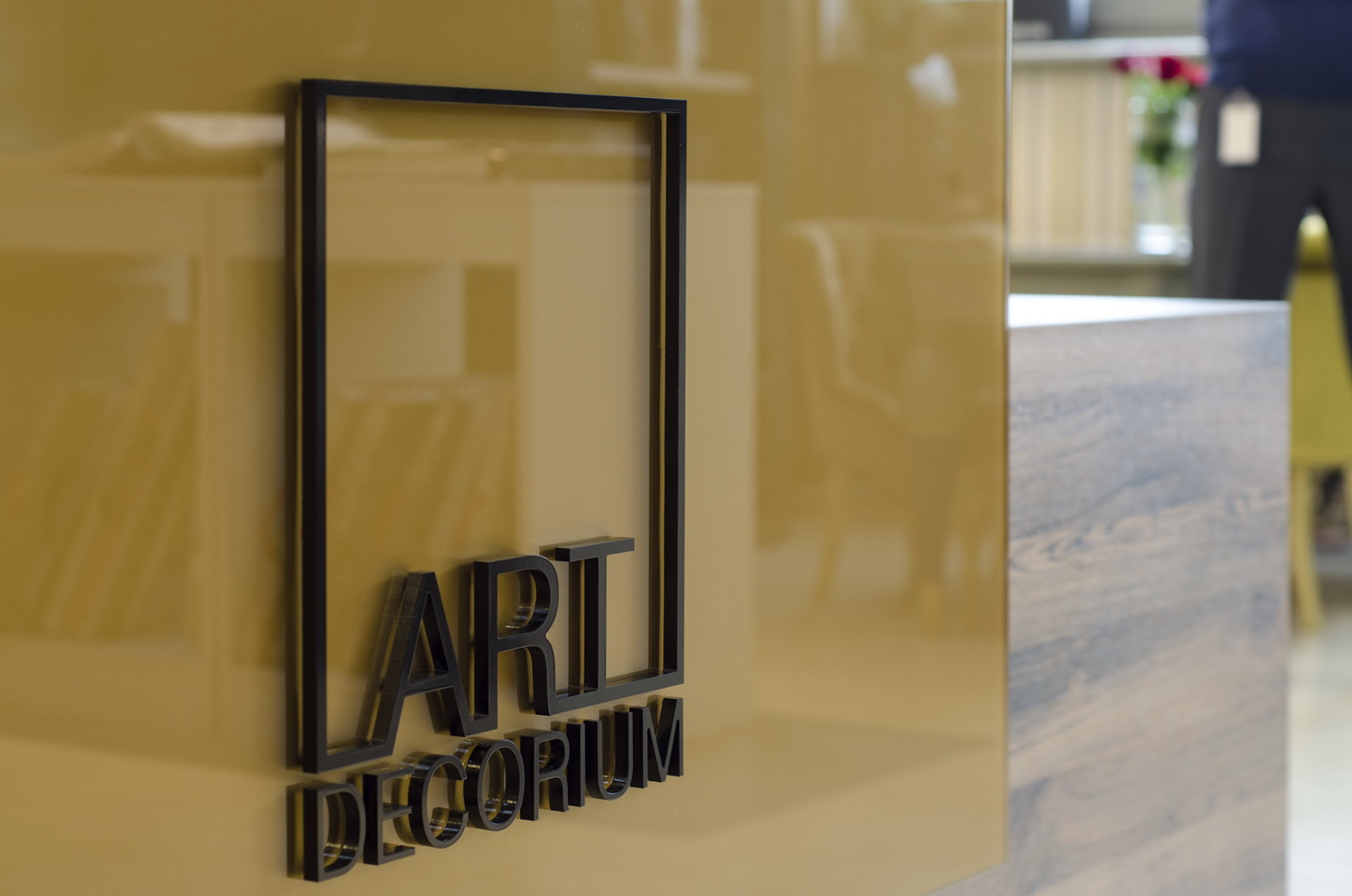3-D логотип на стекле ресепшн для дизайн-студии «Артдекориум»