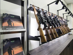 Оружейный стеллаж для магазина оптической техники
