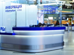 Стойка информации в аэропорту  «Внуково» с заниженной частью для обслуживание маломобильных групп граждан с серебристым подсвеченным фасадом