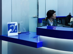 Опущенная столешница из синего искусственного камня для обслуживания маломобильных групп граждан на стойке информации в аэропорту «Внуково»