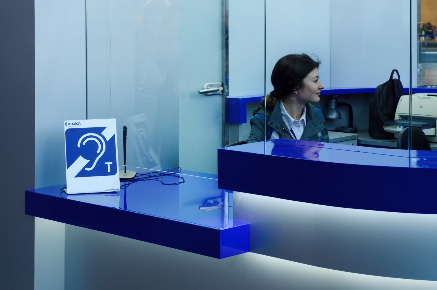 Опущенная столешница из синего искусственного камня для обслуживания маломобильных групп граждан на стойке информации в аэропорту «Внуково»