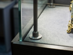 Точечный светильник и экспозитор из флока выставочной витрины