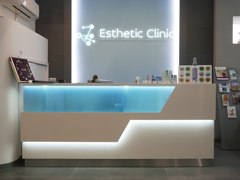 Дизайн и изготовление на заказ стоек ресепшн для клиник, в частности, для косметологческих клиник и центров косметологии.