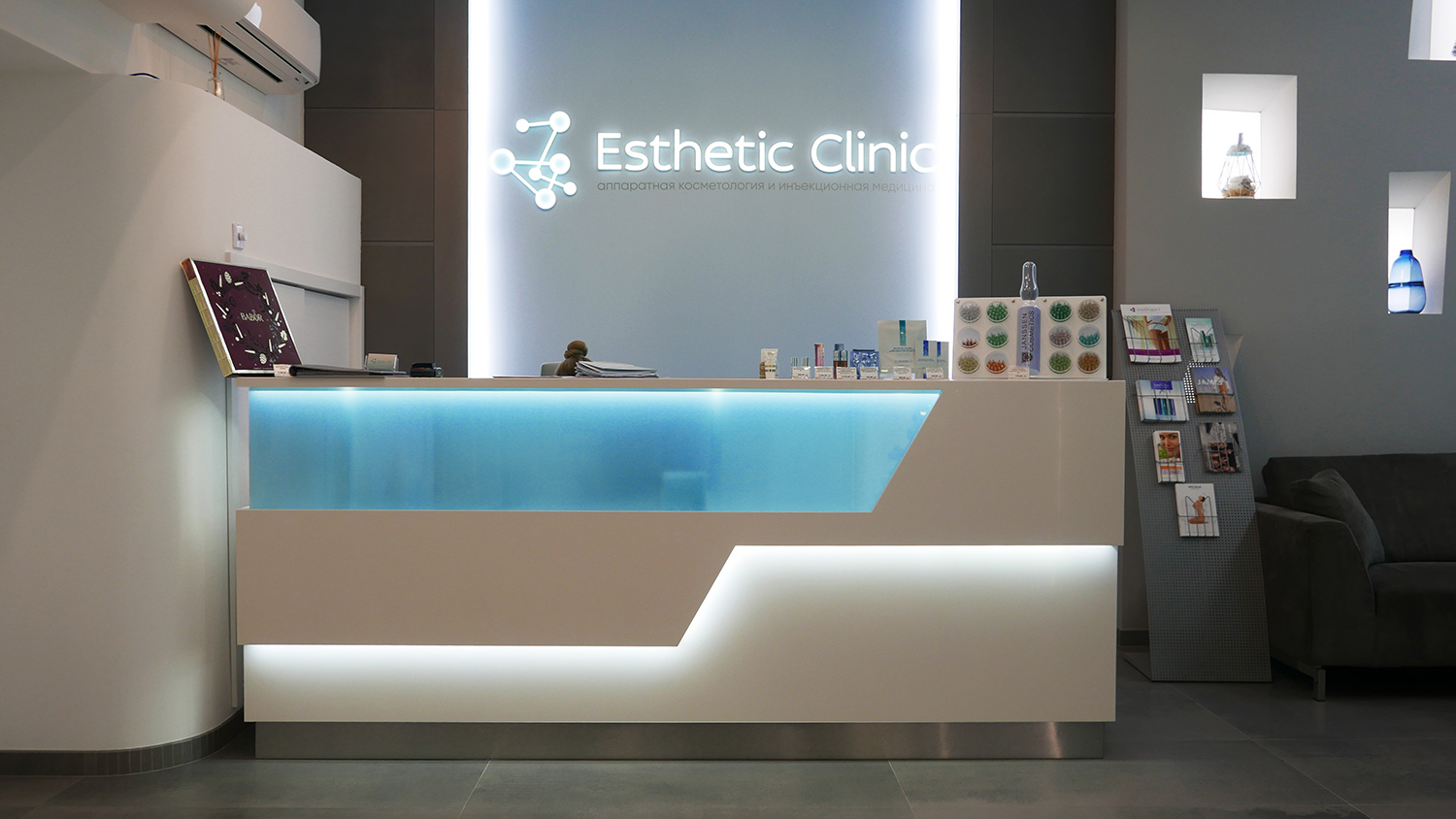 Дизайн и изготовление на заказ стоек ресепшн для клиник, в частности, для косметологческих клиник и центров косметологии.