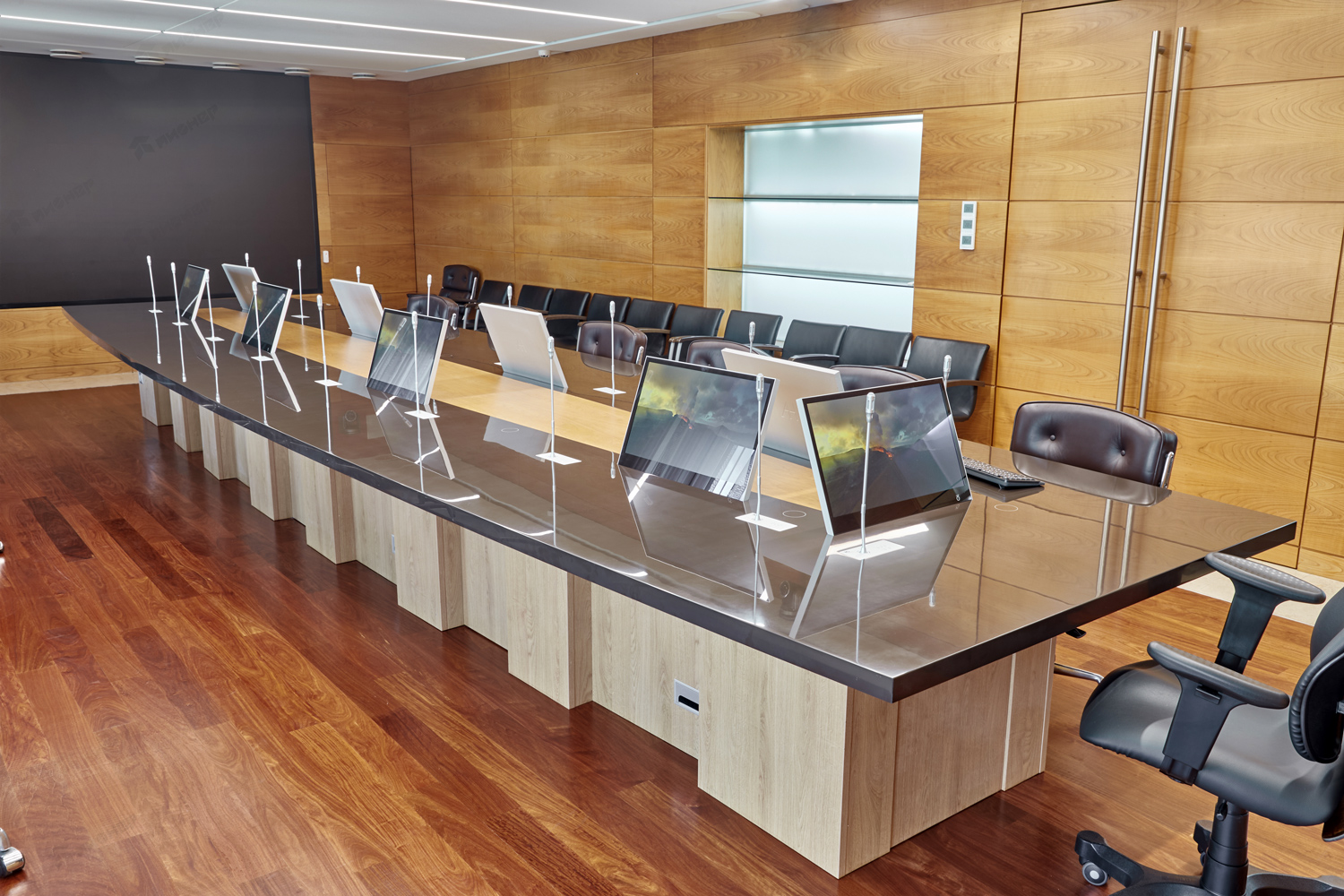 Стол в зал совещаний для собрания акционеров, руководителей и топ менеджеров