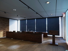 Небольшие разборные столы президиума белого цвета