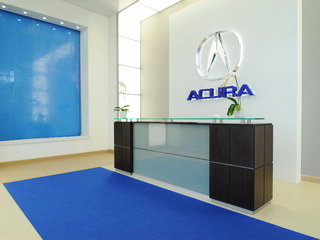 Стеклянная стойка-ресепшн для автосалона «Акура»