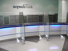 Столы с перегородками в Норвик банке