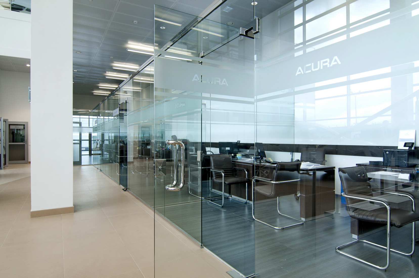 офисные столы для автосалона «Acura» 