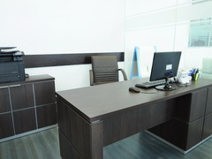 офисные столы в автосалоне «Acura» 