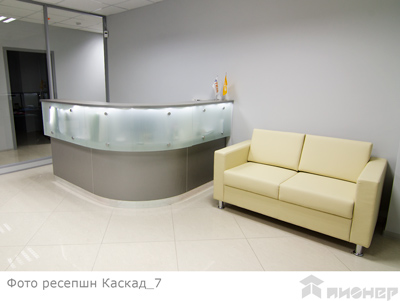 Стойка администратора со стеклом - фото в интерьере