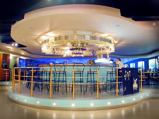 Круглая барная стойка для кафе в центре зала в боулинга
