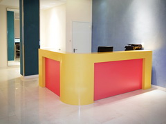 Цветная стойка администратора в детском отделение клиники медицинского центра