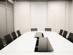 
Сдвижная крышка на столе переговоров, спрятанные розетки на конференц столе под крышкой из черного стекла