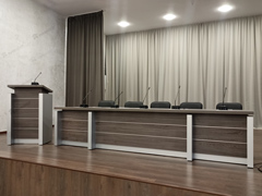 Столы президиума с трибуной