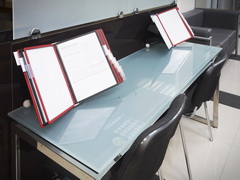Стекляный стол для заполнения документов в МБРР