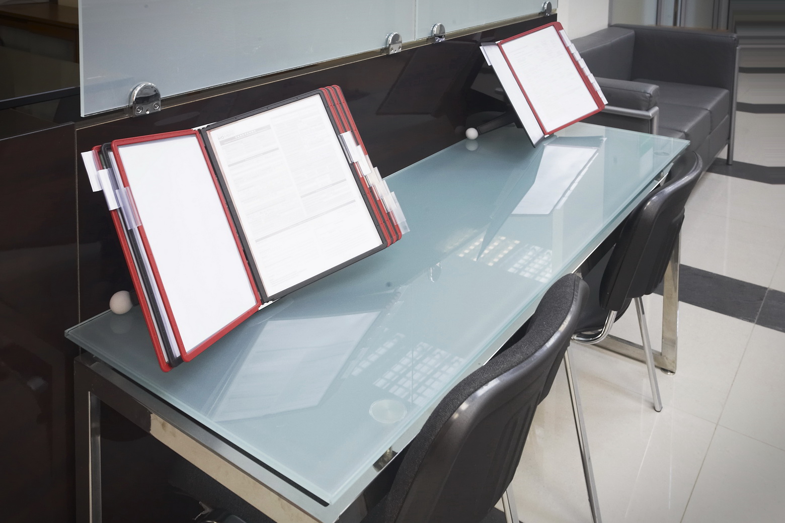 Стекляный стол для заполнения документов в МБРР