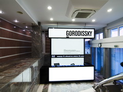 Дизайнерская стойка администратора в офисе «Городисский и Партнеры»