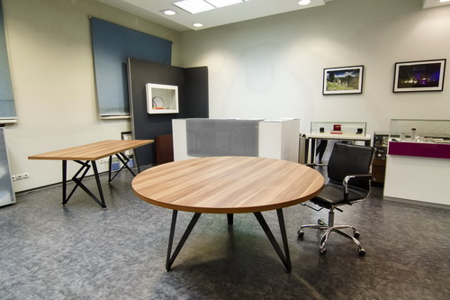 Офисный круглый стол с утолщенной столешницей, изготовлен из качественного ЛДСП на стальных опорах высокого качества. Именно три треугольные стальные опоры переводят этот стол в разряд Лофт.
