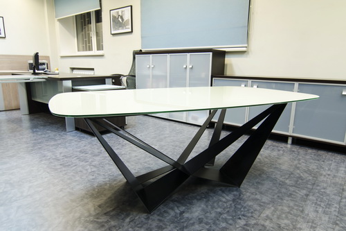 Отличительной особенностью данного стола является нестандартная опорная конструкция, представляющая собой четыре треугольника, совмещенные под определенными углами и образующие единое основание. 