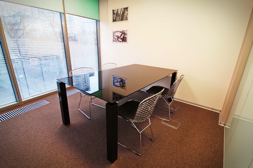 Черный прямоугольный стол переговоров является стильным аксессуаром современной переговорной комнаты.