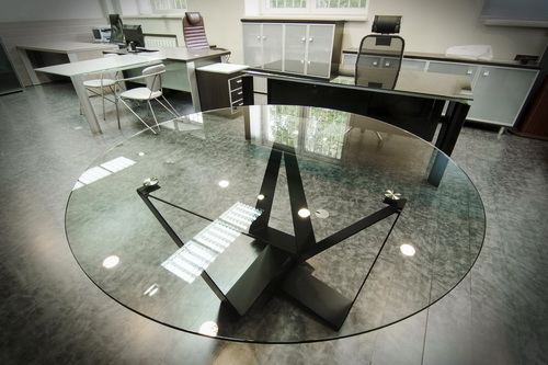 Опоры, являющиеся ключевым элементом дизайна стола в стиле лофт, представляют из себя композицию из трех треугольников, выполненных из окрашенного порошковой окраской металла.