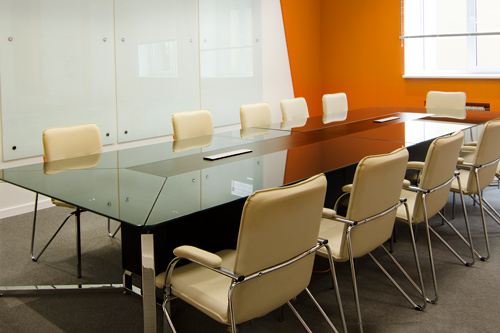 На фото конференц стол и в новом интерьере офиса  IT-компании Bright Box,  зал оформлен в ярких солнечных тонах.