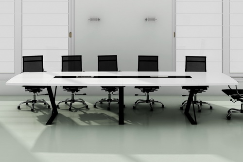 Сочетание белого и черного -один из трендов современного интерьерного дизайна. Внешний облик стола переговоров подчеркивает деловитость и уверенность руководства компании.