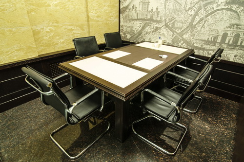 Представительный облик переговорной со столом переговоров из массива создаст подходящую атмосферу для встреч с деловыми партнерами.