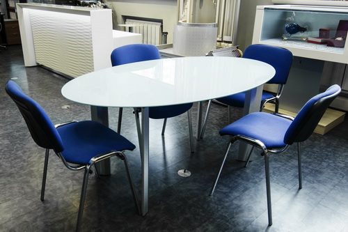 Небольшой стол для переговоров, может играть роль обеденного стола для перекусов в офисе.