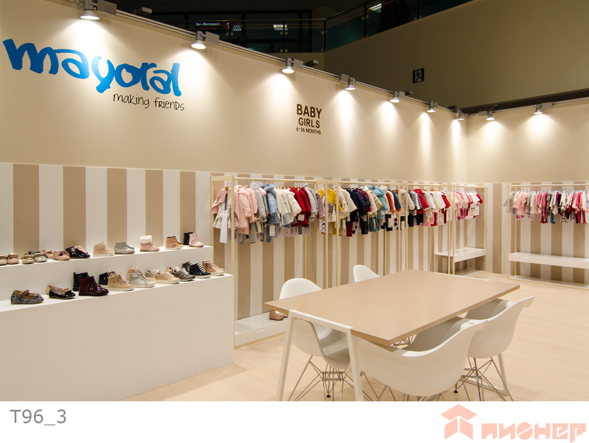 мебель для выставки одежды «Mayoral»